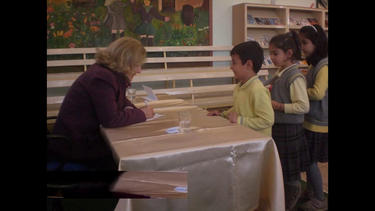 2-G'nin Çiçekleri Melek Güngör'e kitap imzalatıyor.